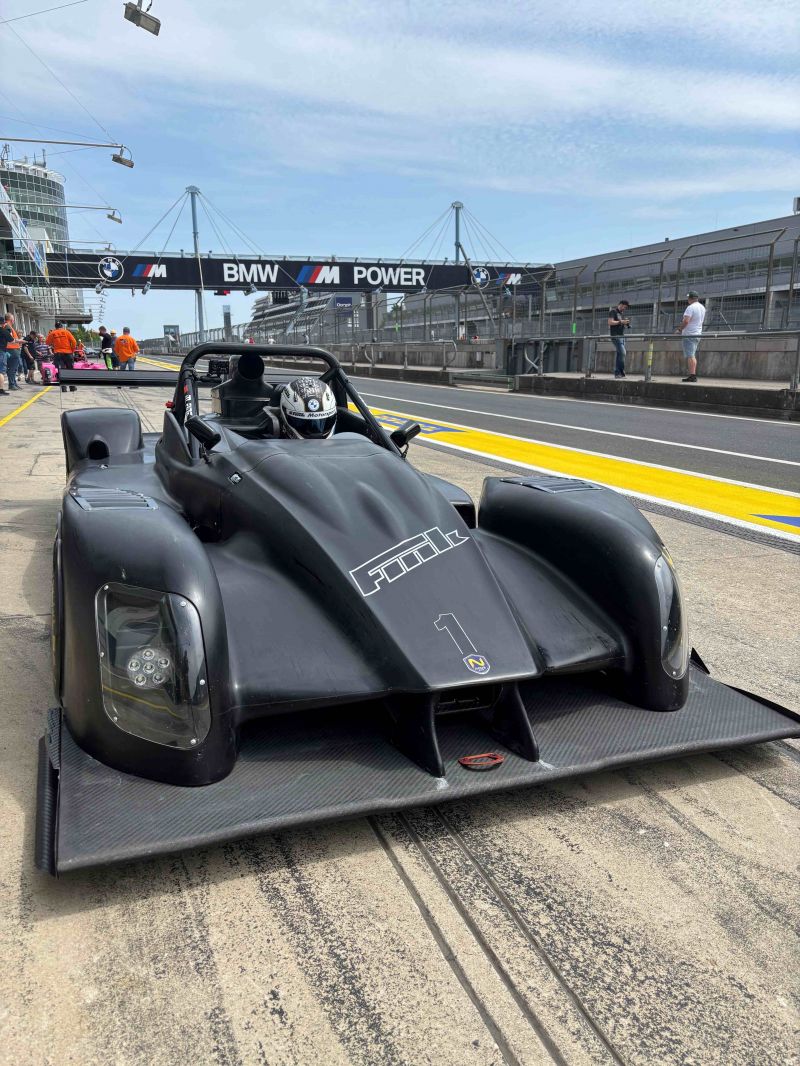 Der neue Rennwagen von Marco Fink in der Boxengasse