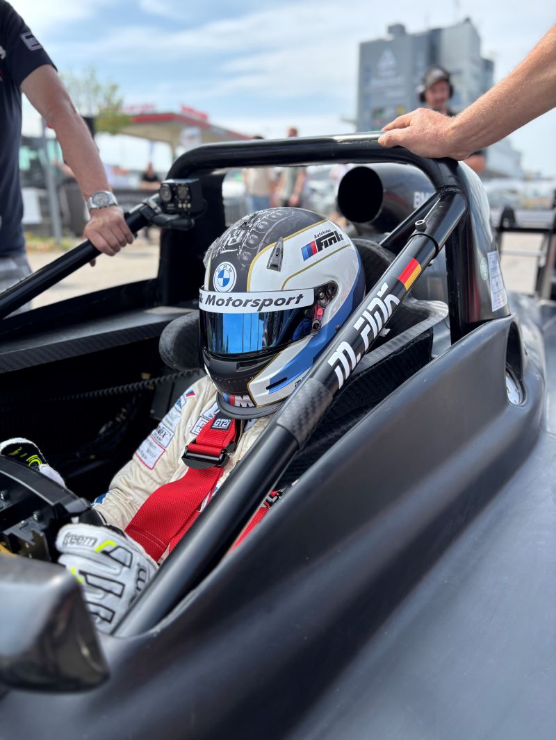 Marco Fink im Cockpit seines neuen Rennwagens