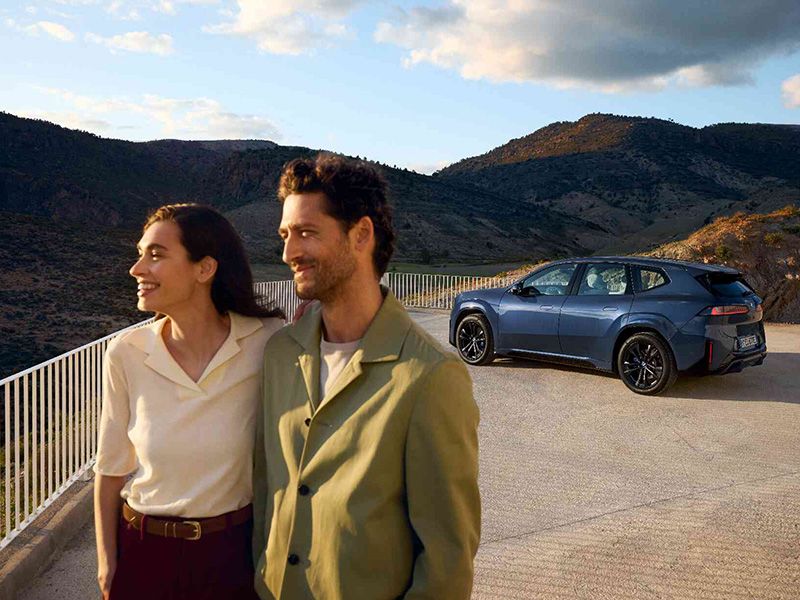 Ein Paar vor seinem BMW, BMW Repair Inclusive Ein Paar vor seinem BMW, BMW Repair Inclusive