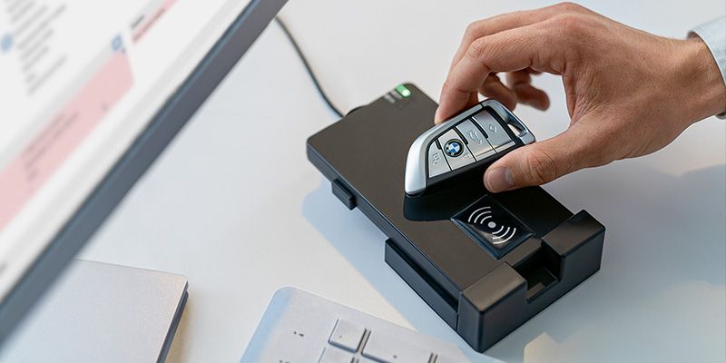 Eine Hand die einen Schlüssel ausliest