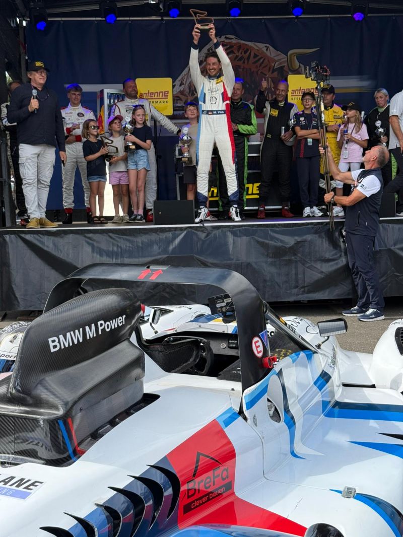 Marco Fink mit seinem Pokal bei der Interwetten Sports Car Challenge Marco Fink mit seinem Pokal bei der Interwetten Sports Car Challenge