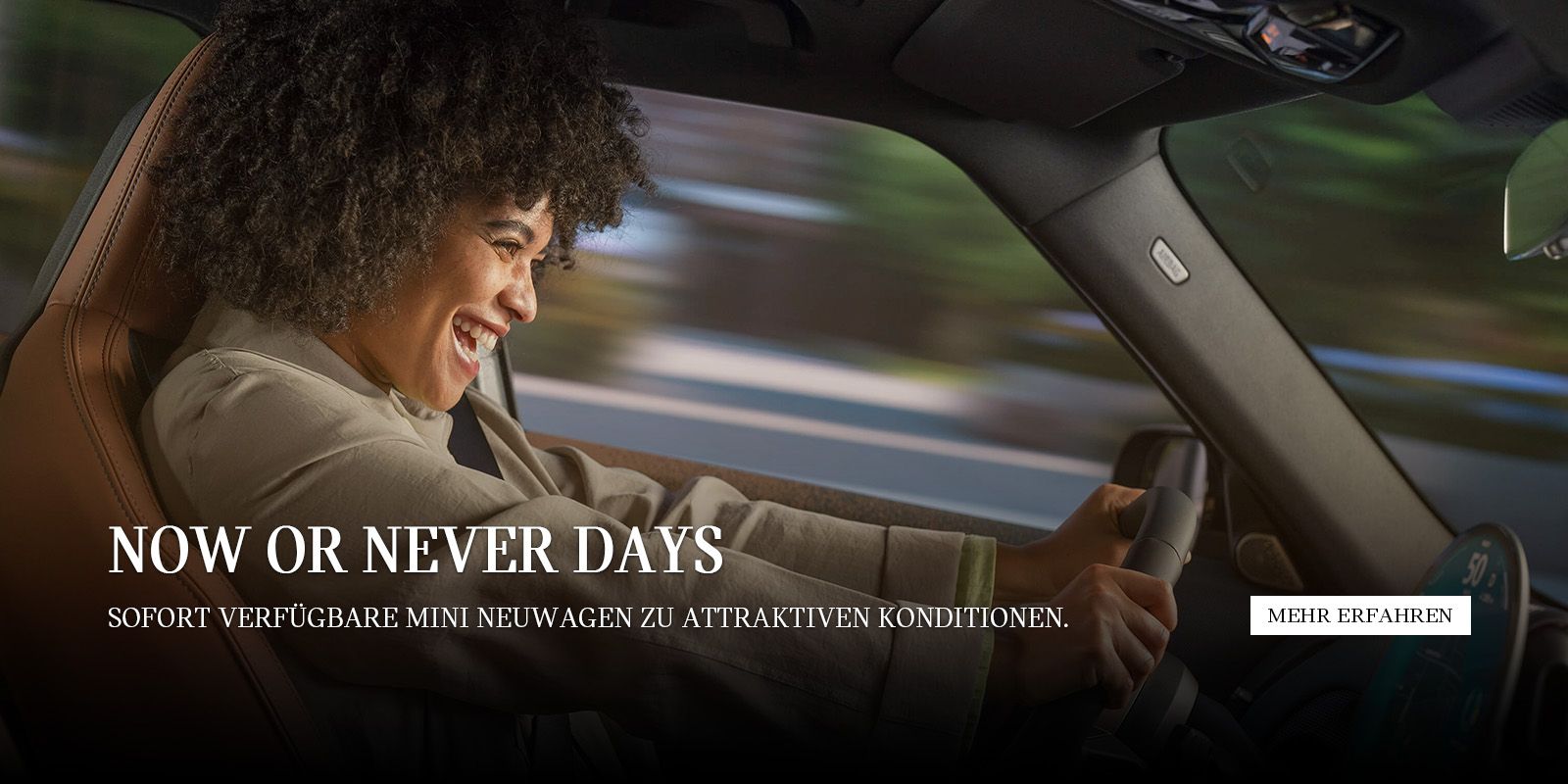 Now or never Days. Attraktive Neuwagenangebote. Eine Frau in einem MINI